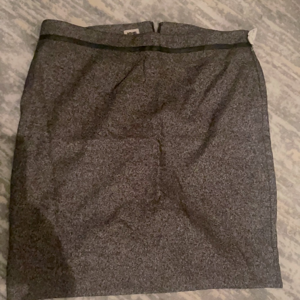 Anne Klein grey skirt with leather piping around waist, brand new size 12